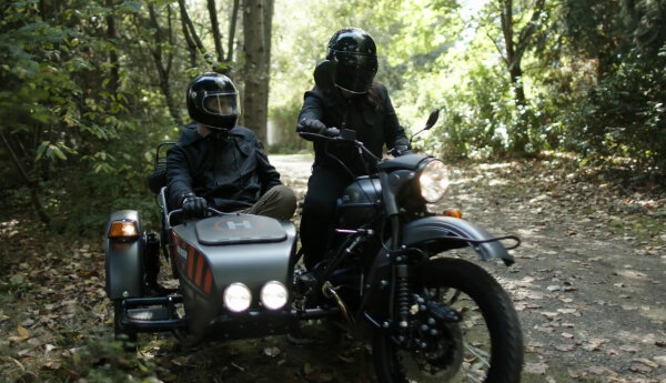 Motocykl z lądowiskiem dla drona i spotkanie robotów